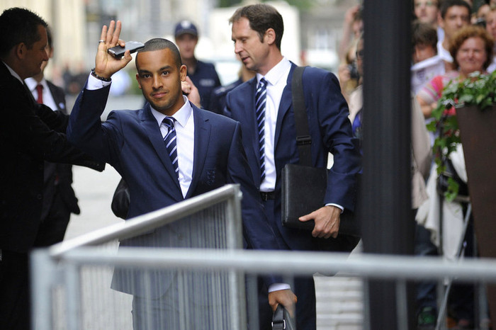 Các cầu thủ đội tuyển Anh lên xe bus để ra sân bay ở Krakow, Ban Lan Các cầu thủ đội tuyển Anh lên xe bus để ra sân bay ở Krakow, Ban Lan