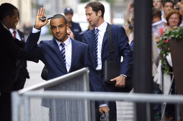 Các cầu thủ đội tuyển Anh lên xe bus để ra sân bay ở Krakow, Ban Lan