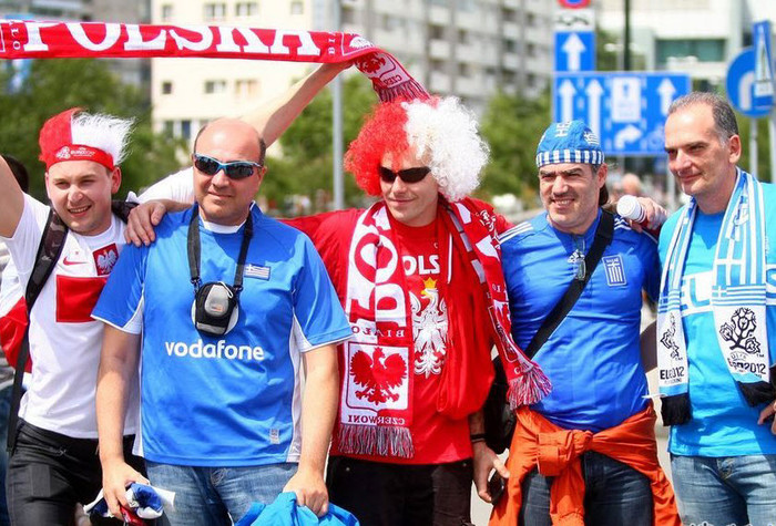 CĐV Ba Lan chụp ảnh chung với CĐV Hi Lạp CĐV Ba Lan chụp ảnh chung với CĐV Hi Lạp