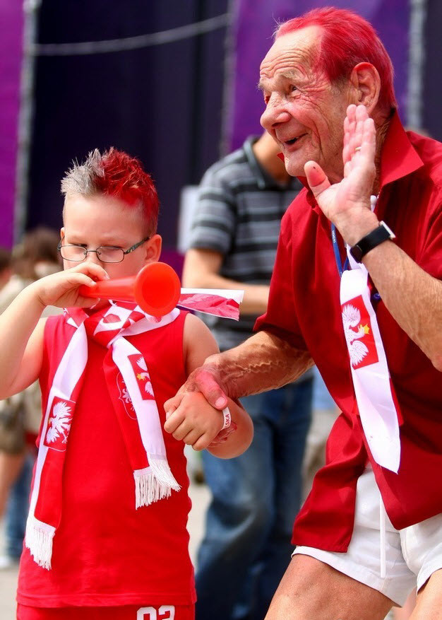 Hai ông cháu cùng hóa trang với sắc đỏ trắng để mừng EURO Hai ông cháu cùng hóa trang với sắc đỏ trắng để mừng EURO