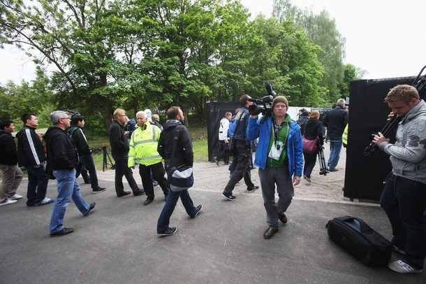 Nhưng các phóng viên vẫn được phép vào tác nghiệp. Nhưng các phóng viên vẫn được phép vào tác nghiệp.