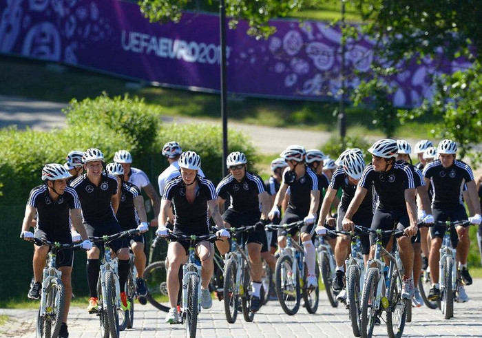 Đội tuyển Đức đạp xe thư giãn kết hợp tăng cường thể lực. Đội tuyển Đức đạp xe thư giãn kết hợp tăng cường thể lực.