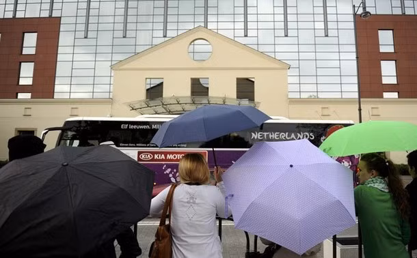 Rất nhiều fan hâm mộ đã đứng chờ khi xe chở đội tuyển Hà Lan tới khách sạn Sheranton ở Krakow