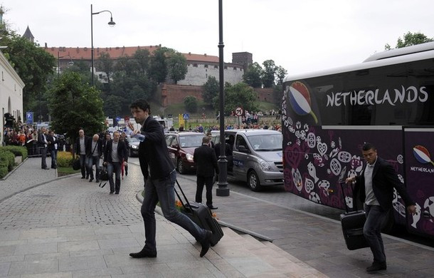 Đội trưởng Van Bommel vẫy tay chào fan hâm mộ khi đi vào khách sạn
