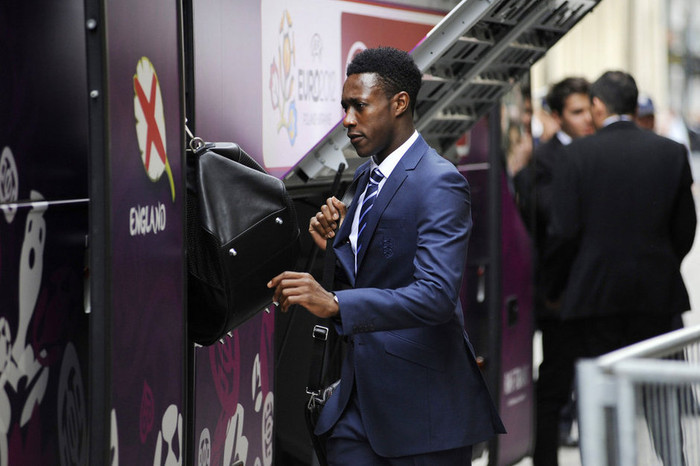 Các cầu thủ đội tuyển Anh lên xe bus để ra sân bay ở Krakow, Ban Lan Các cầu thủ đội tuyển Anh lên xe bus để ra sân bay ở Krakow, Ban Lan