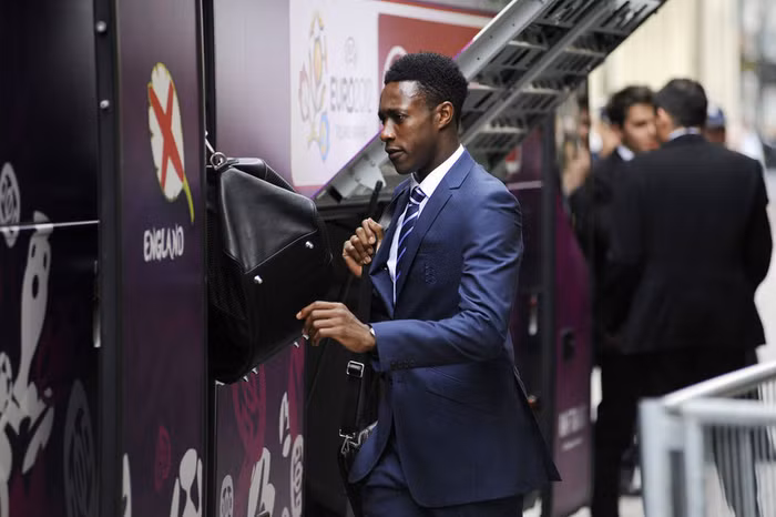 Các cầu thủ đội tuyển Anh lên xe bus để ra sân bay ở Krakow, Ban Lan