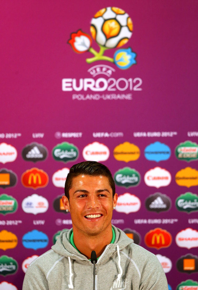 Cristiano Ronaldo trông rất lãng tử với mái tóc bóng mượt rất lạ khi xuất hiện trong cuộc họp báo trước trận đấu giữa Bồ Đào Nha và Đức tại sân Arena Lviv, Ukraine, vào đêm nay Cristiano Ronaldo trông rất lãng tử với mái tóc bóng mượt rất lạ khi xuất hiện trong cuộc họp báo trước trận đấu giữa Bồ Đào Nha và Đức tại sân Arena Lviv, Ukraine, vào đêm nay
