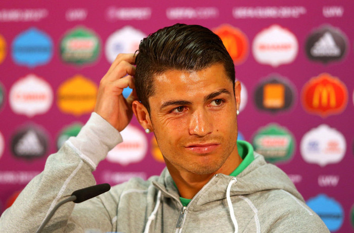 Cristiano Ronaldo trông rất lãng tử với mái tóc bóng mượt rất lạ khi xuất hiện trong cuộc họp báo trước trận đấu giữa Bồ Đào Nha và Đức tại sân Arena Lviv, Ukraine, vào đêm nay Cristiano Ronaldo trông rất lãng tử với mái tóc bóng mượt rất lạ khi xuất hiện trong cuộc họp báo trước trận đấu giữa Bồ Đào Nha và Đức tại sân Arena Lviv, Ukraine, vào đêm nay