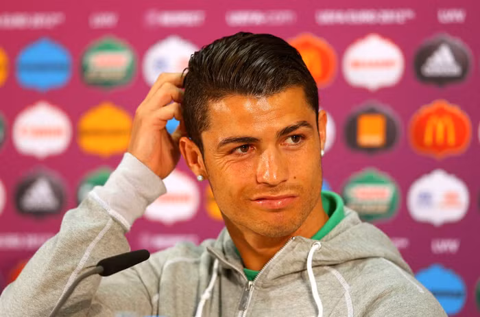 Cristiano Ronaldo trông rất lãng tử với mái tóc bóng mượt rất lạ khi xuất hiện trong cuộc họp báo trước trận đấu giữa Bồ Đào Nha và Đức tại sân Arena Lviv, Ukraine, vào đêm nay