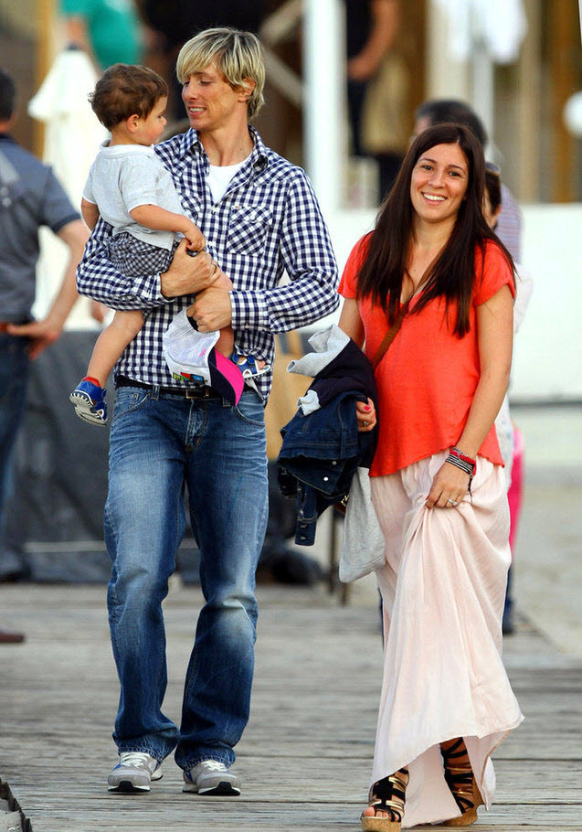 Gia đình tiền đạo người Tây Ban Nha đi dạo trên bãi biển ở Sopot, Ba Lan