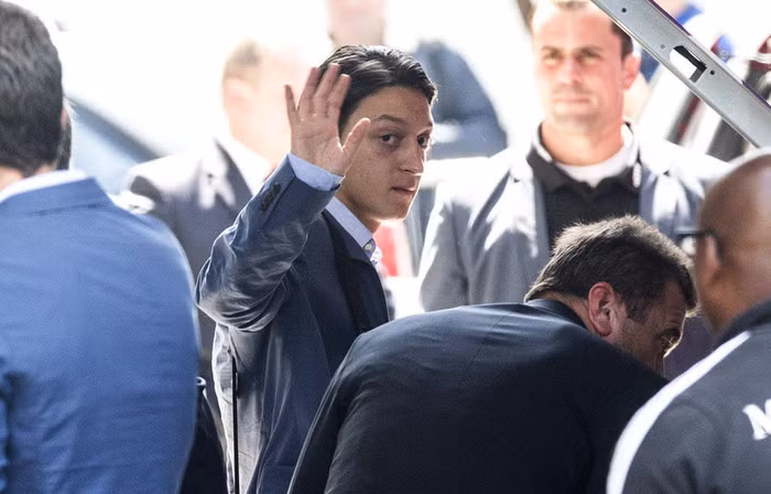 Đội tuyển Đức rời khỏi khách sạn ở Warsaw, Ba Lan, để ra sân bay về nước trong không khí khá lặng lẽ