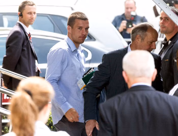 Đội tuyển Đức rời khỏi khách sạn ở Warsaw, Ba Lan, để ra sân bay về nước trong không khí khá lặng lẽ