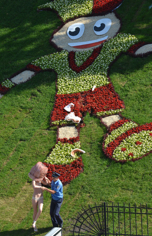 Cảnh sát rất vất vả để khống chế các người đẹp ngực trần