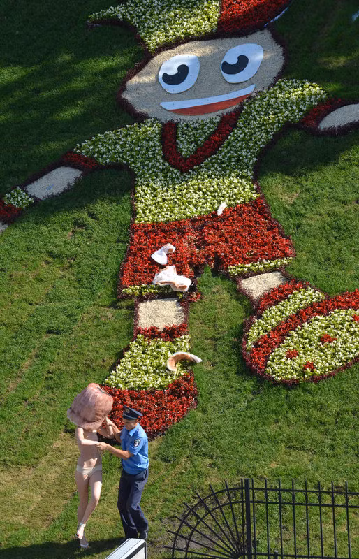 Cảnh sát rất vất vả để khống chế các người đẹp ngực trần