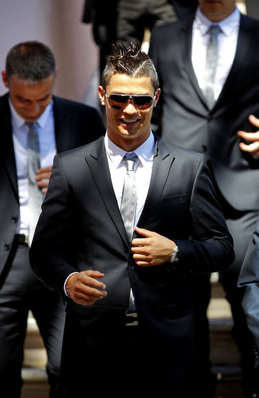 Cristiano Ronaldo là người nổi bật nhất của đội tuyển BĐN trên đường ra sân bay, với bộ vest và kính chống nắng màu đen lịnh lãm và nam tính Cristiano Ronaldo là người nổi bật nhất của đội tuyển BĐN trên đường ra sân bay, với bộ vest và kính chống nắng màu đen lịnh lãm và nam tính