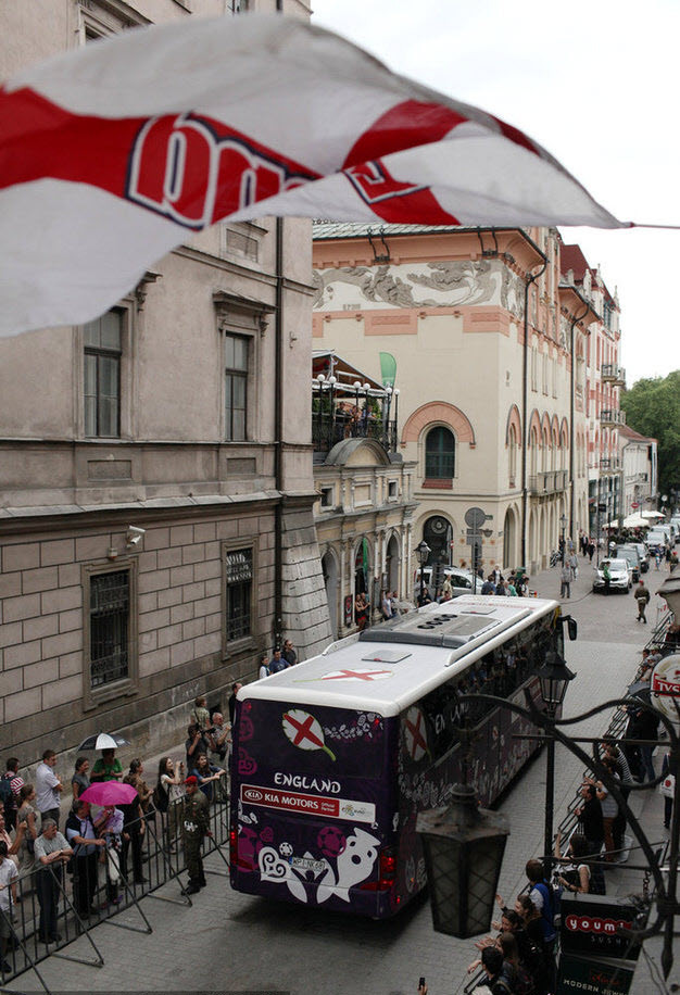 ... đưa các ngôi sao đội tuyển ra sân bay để trở về nước ... đưa các ngôi sao đội tuyển ra sân bay để trở về nước