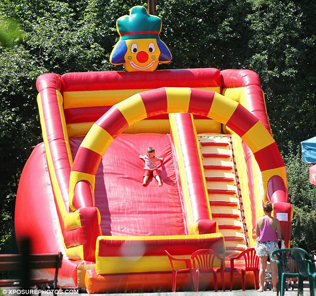 Sau khi vui đùa trên đài phun nước, Kai được mẹ và cậu cho đi chơi các trò khác tại Krakow, Ba Lan.