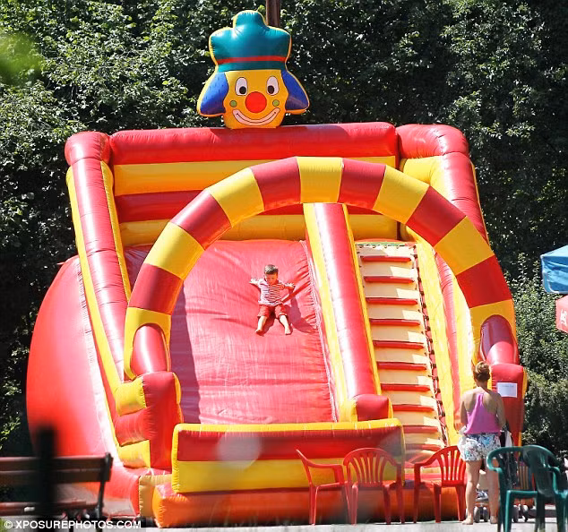 Sau khi vui đùa trên đài phun nước, Kai được mẹ và cậu cho đi chơi các trò khác tại Krakow, Ba Lan.