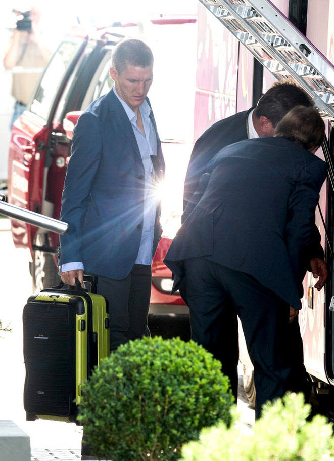 Đội tuyển Đức rời khỏi khách sạn ở Warsaw, Ba Lan, để ra sân bay về nước trong không khí khá lặng lẽ Đội tuyển Đức rời khỏi khách sạn ở Warsaw, Ba Lan, để ra sân bay về nước trong không khí khá lặng lẽ