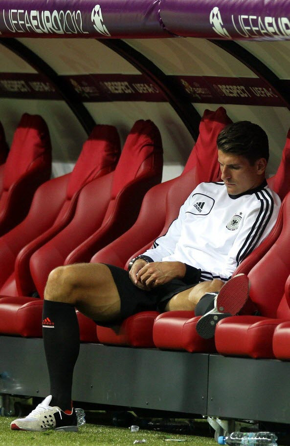 Các cầu thủ khác của đội tuyển Đức cũng ngồi như mất hồn trên băng ghế kỹ thuật Các cầu thủ khác của đội tuyển Đức cũng ngồi như mất hồn trên băng ghế kỹ thuật