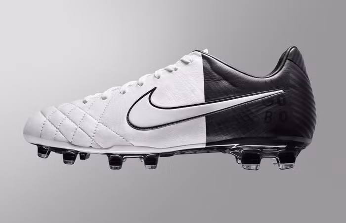 Đôi giày Nike Tempo độc đáo của trung vệ Pique