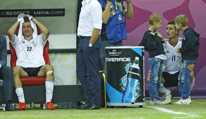 Thomas Muller ôm mặt khóc nức nở, trong khi, lão tướng Klose tìm niềm an ủi với 2 đưa con nhỏ Thomas Muller ôm mặt khóc nức nở, trong khi, lão tướng Klose tìm niềm an ủi với 2 đưa con nhỏ