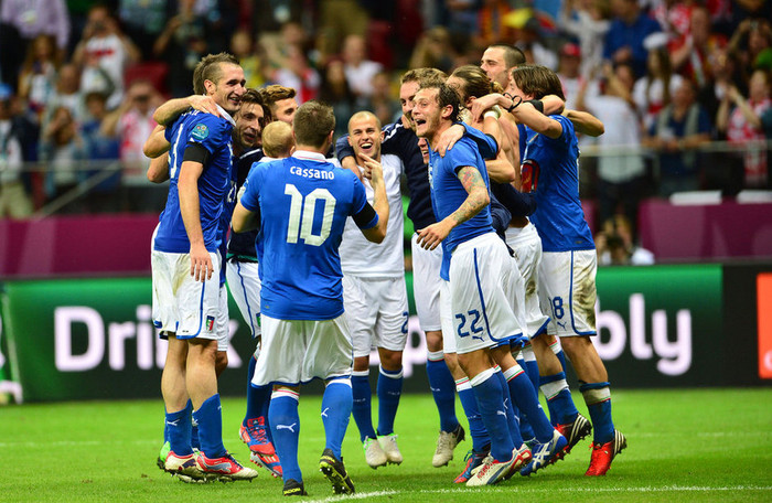 Cassano bế con xuống sân cùng đồng đội ăn mừng chiến thắng 2-0 của Italia trước Đức Cassano bế con xuống sân cùng đồng đội ăn mừng chiến thắng 2-0 của Italia trước Đức