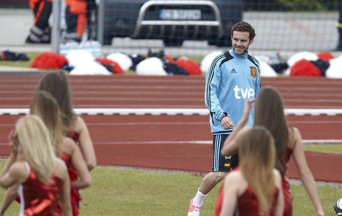 Tiền vệ Matta tỏ ra rất thích thú khi được ngắm các hoạt náo viên xinh đẹp người Ba lan