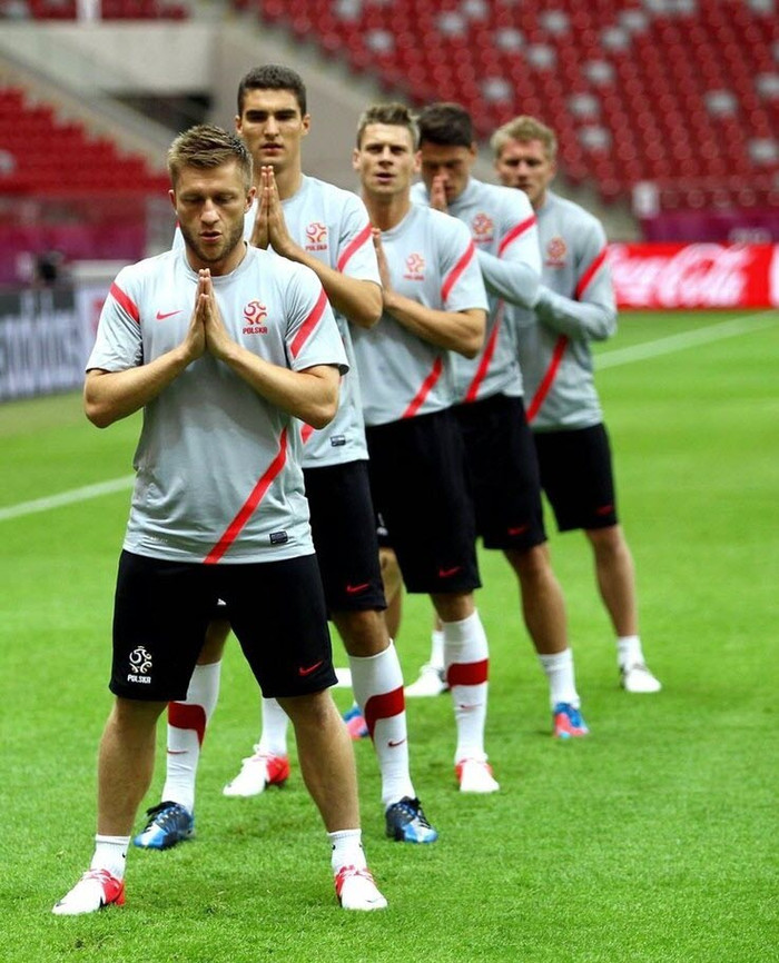 Các cầu thủ Ba Lan niệm Phật trên sân tập. Các cầu thủ Ba Lan niệm Phật trên sân tập.