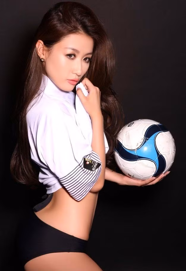 Mỹ nữ diện nội y đen gợi cảm... cổ vũ tuyển Pháp đả bại Tây Ban Nha