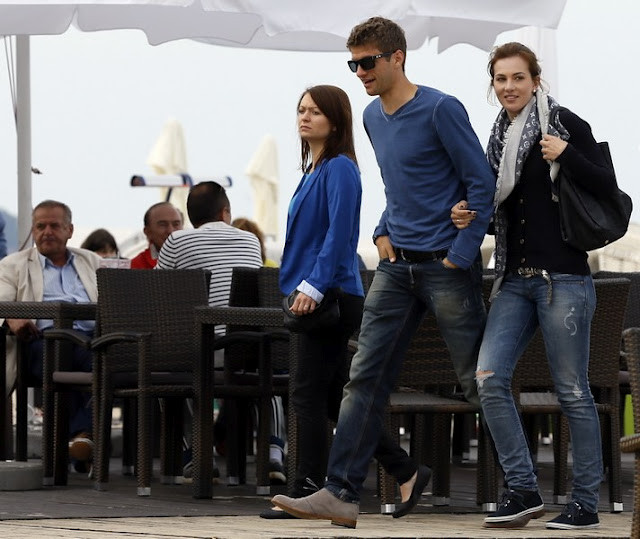 Thomas Muller và vợ yêu tay trong tay dạo phố Ba Lan. Thomas Muller và vợ yêu tay trong tay dạo phố Ba Lan.