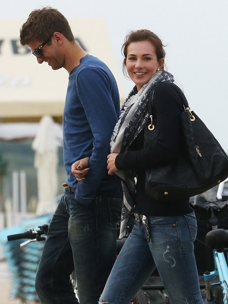 Thomas Muller và vợ yêu tay trong tay dạo phố Ba Lan. Thomas Muller và vợ yêu tay trong tay dạo phố Ba Lan.