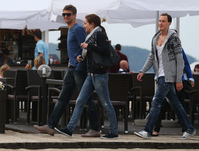 Thomas Muller và vợ yêu tay trong tay dạo phố Ba Lan. Thomas Muller và vợ yêu tay trong tay dạo phố Ba Lan.