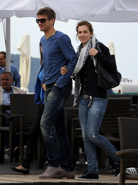 Ngôi sao tuyển Đức Thomas Muller cùng bà xã Lisa tay trong tay dạo phố và mua sắm trên đường phố ở khu nghỉ dưỡng Sopot, Gdansk, Ba Lan. Ngôi sao tuyển Đức Thomas Muller cùng bà xã Lisa tay trong tay dạo phố và mua sắm trên đường phố ở khu nghỉ dưỡng Sopot, Gdansk, Ba Lan.