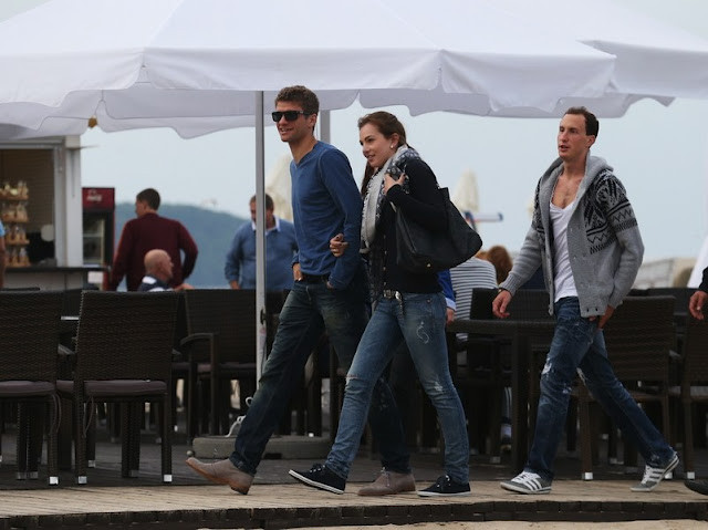 Thomas Muller và vợ yêu tay trong tay dạo phố Ba Lan. Thomas Muller và vợ yêu tay trong tay dạo phố Ba Lan.