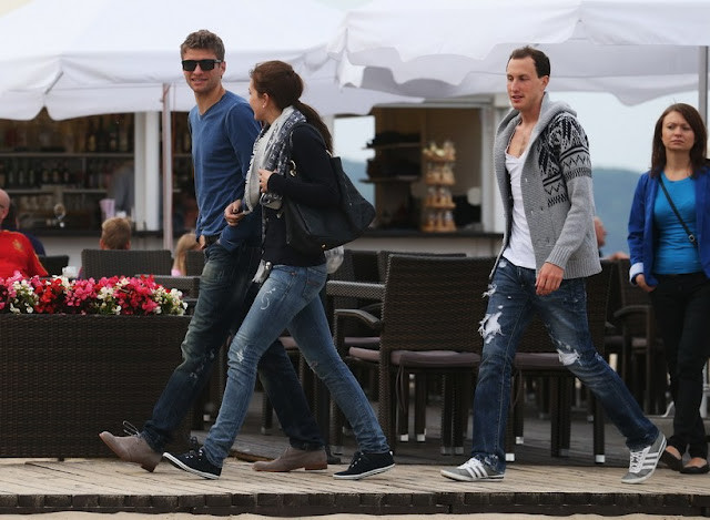 Thomas Muller và vợ yêu tay trong tay dạo phố Ba Lan. Thomas Muller và vợ yêu tay trong tay dạo phố Ba Lan.