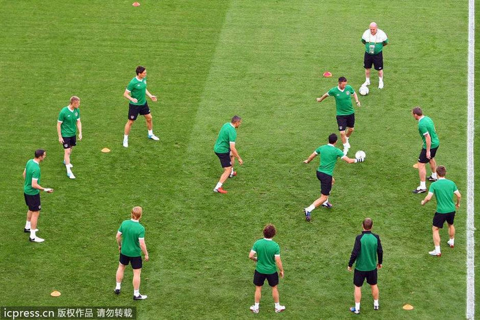 Các cầu thủ Ireland chơi đá ma. Các cầu thủ Ireland chơi đá ma.