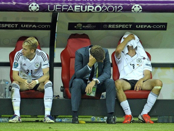 Các cầu thủ của đội tuyển Đức ngồi như mất hồn trên băng ghế kỹ thuật Các cầu thủ của đội tuyển Đức ngồi như mất hồn trên băng ghế kỹ thuật