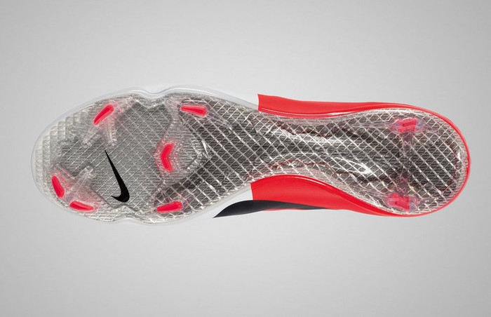 Nike Mercurial màu đỏ sặc sỡ được C. Ronaldo rất yêu thích.