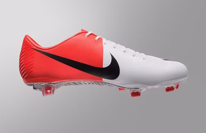 Nike Mercurial màu đỏ sặc sỡ được C. Ronaldo rất yêu thích.