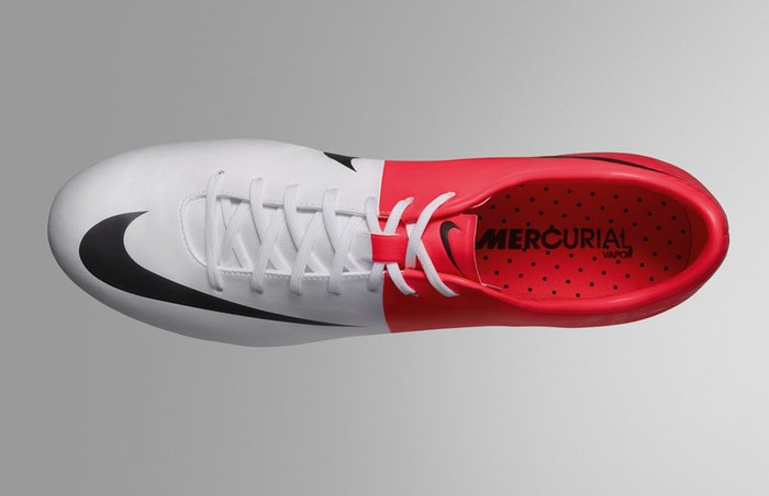 Nike Mercurial màu đỏ sặc sỡ được C. Ronaldo rất yêu thích.