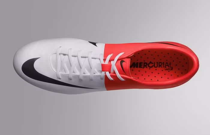 Nike Mercurial màu đỏ sặc sỡ được C. Ronaldo rất yêu thích.