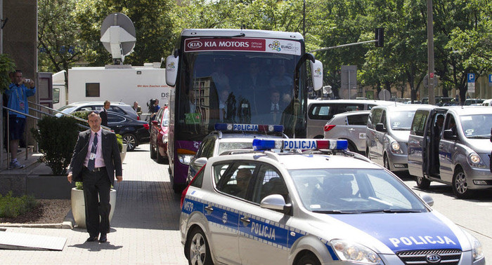 Đội tuyển Đức rời khỏi khách sạn ở Warsaw, Ba Lan, để ra sân bay về nước Đội tuyển Đức rời khỏi khách sạn ở Warsaw, Ba Lan, để ra sân bay về nước