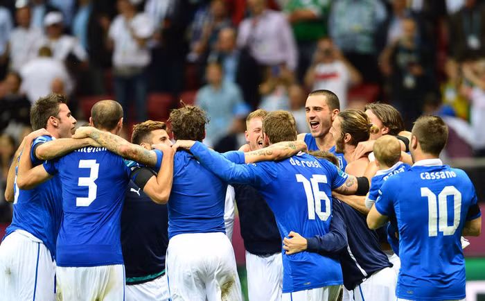 Cassano bế con xuống sân cùng đồng đội ăn mừng chiến thắng 2-0 của Italia trước Đức