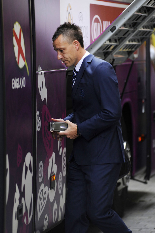 Các cầu thủ đội tuyển Anh lên xe bus để ra sân bay ở Krakow, Ban Lan Các cầu thủ đội tuyển Anh lên xe bus để ra sân bay ở Krakow, Ban Lan