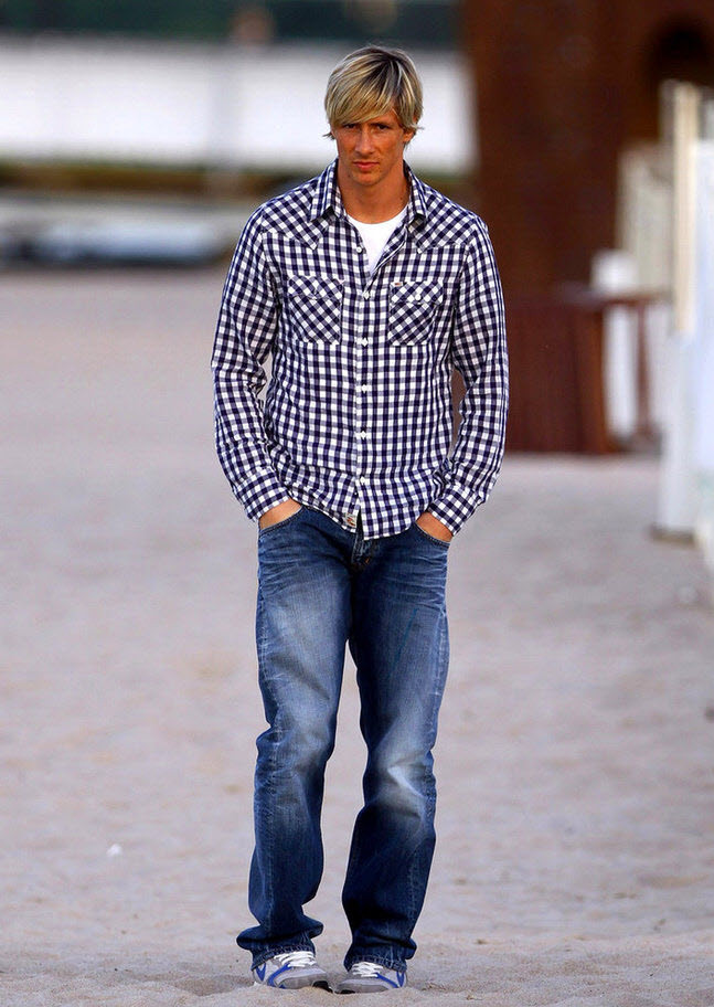 Gia đình tiền đạo người Tây Ban Nha đi dạo trên bãi biển ở Sopot, Ba Lan