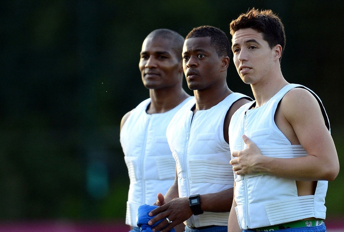 Áo vest đặc biệt của cầu thủ Pháp trong khi tập luyện. Áo vest đặc biệt của cầu thủ Pháp trong khi tập luyện.