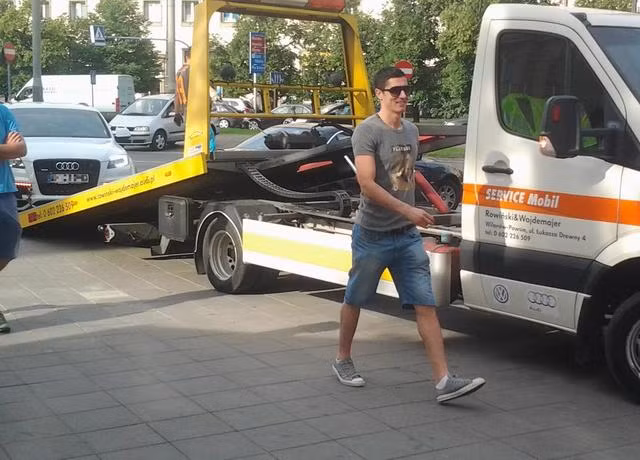 ... và chỉ trở lại sau khi cảnh sát có mặt tại hiện trường.