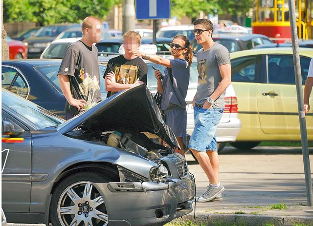 Tai nạn xảy ra khi chiếc xe Audi Q7 của tiền đạo Robert Lewandowski và bạn gái Anna Stachurska đâm vào phía sau của một chiếc xe taxi trên đường phố ở Warsaw, Ba Lan, vào ngày 19/6 vừa qua. Tai nạn xảy ra khi chiếc xe Audi Q7 của tiền đạo Robert Lewandowski và bạn gái Anna Stachurska đâm vào phía sau của một chiếc xe taxi trên đường phố ở Warsaw, Ba Lan, vào ngày 19/6 vừa qua.