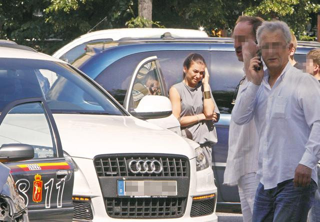 Robert Lewandowski và bạn gái Anna Stachurska và bạn gái không bị thương, nhưng 2 hành khách trên xe taxi đã phải nhập viện. Robert Lewandowski và bạn gái Anna Stachurska và bạn gái không bị thương, nhưng 2 hành khách trên xe taxi đã phải nhập viện.